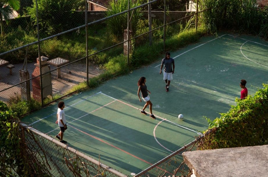 Quadra poliesportiva vista de cima com jogadores em partida